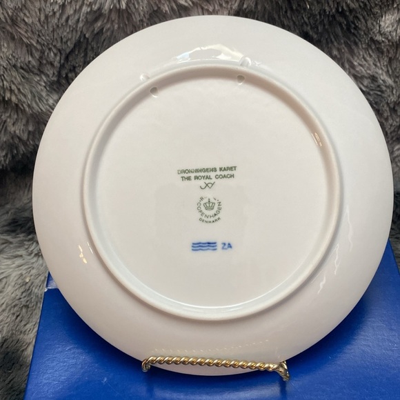 Royal Copenhagen 1992 Queen's Carriage Year Plate - Picture 12 of 16